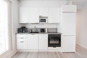 Refrigerador, microondas, placa de cocina, lavavajillas