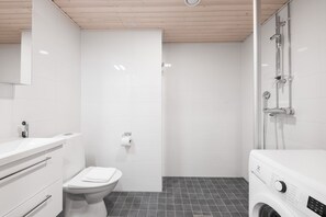 Máy sấy tóc, khăn tắm, giấy vệ sinh 