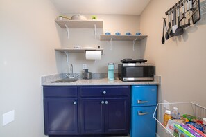 Réfrigérateur, micro-ondes, plaque de cuisson, cafetière/bouilloire