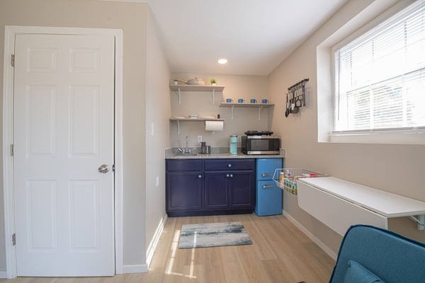 Réfrigérateur, micro-ondes, plaque de cuisson, cafetiÚre/bouilloire