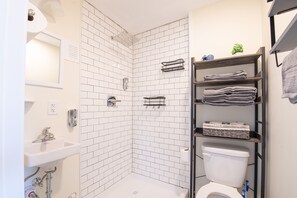 Douche, sèche-cheveux, serviettes fournies, savon