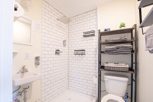 Cozy, contemporary, studio near all things Concord!