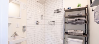 Cozy, contemporary, studio near all things Concord!