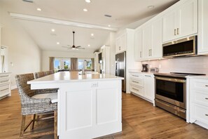 冷蔵庫、電子レンジ、オーブン、コンロ