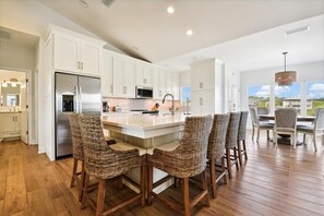 冷蔵庫、電子レンジ、オーブン、コンロ