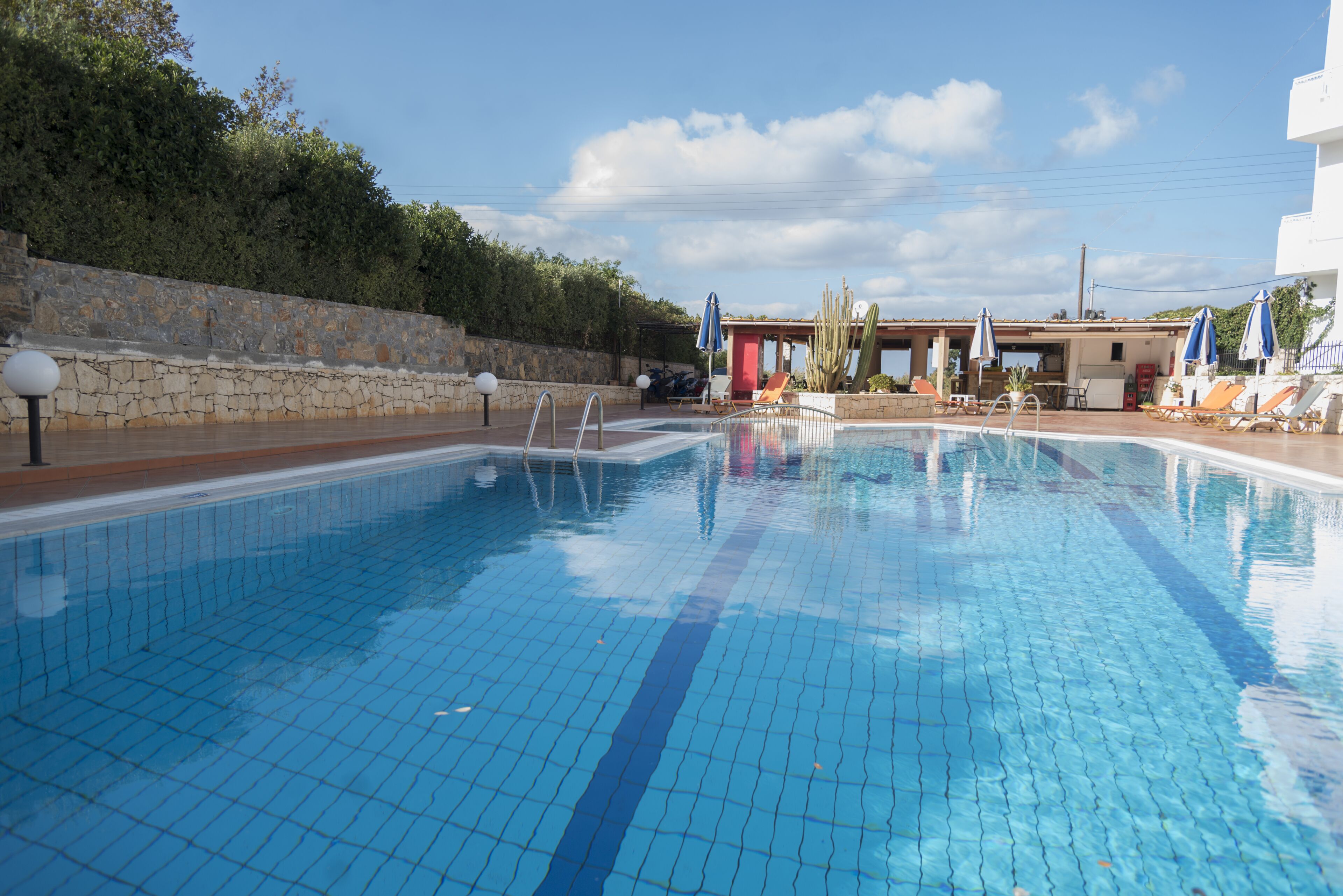 季节性开放的室外游泳池，08:00 至 20:00 开放，日光浴躺椅