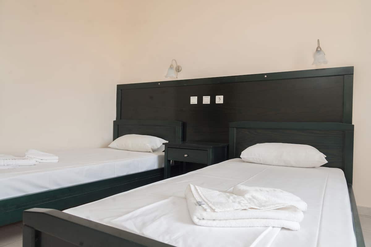Bügeleisen/Bügelbrett, Reisekinderbett, kostenloses WLAN, Bettwäsche