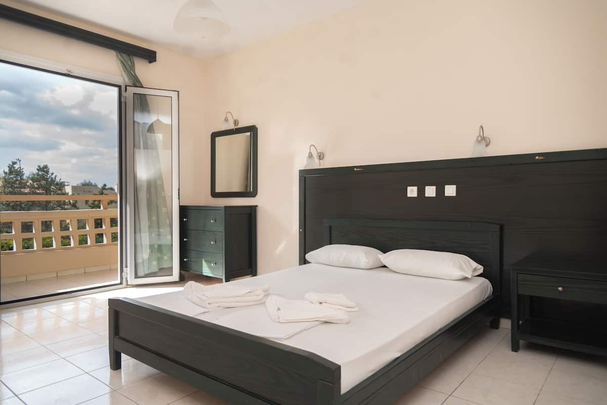 Bügeleisen/Bügelbrett, Reisekinderbett, kostenloses WLAN, Bettwäsche