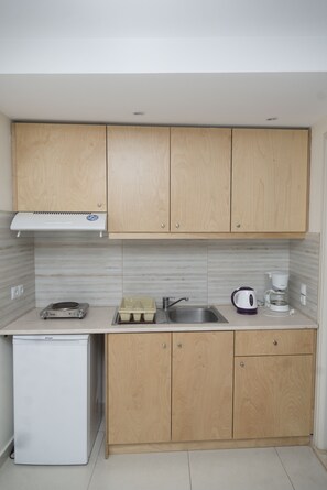 Standard Studio, Multiple Beds, Garden View | In-room dining