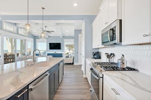 Fridge, microwave, oven, stovetop - A Perfect Approach: Spacious 7-Bedroom Oceanview House in Oak Island (Oak Island)