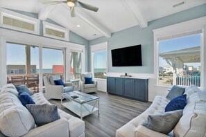Smart TV - A Perfect Approach: Spacious 7-Bedroom Oceanview House in Oak Island (Oak Island)