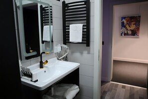 Chuveiro, secador de cabelo, bidê, toalhas de banho