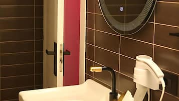 Douche, sèche-cheveux, bidet, serviettes fournies