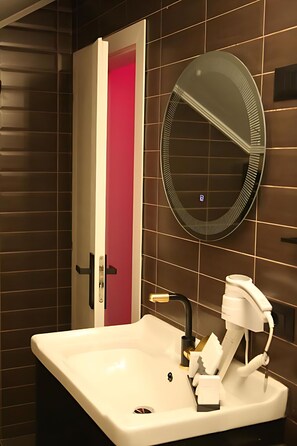 Regadera, secadora de cabello, bidet, toallas 