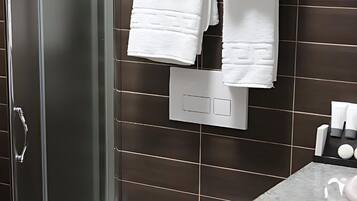 Shower, hair dryer, bidet, towels