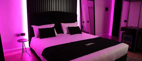 Ropa de cama de alta calidad, minibar, escritorio