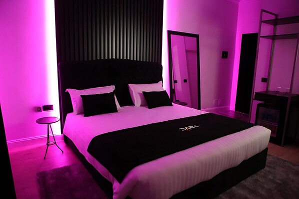 Roupas de cama premium, frigobar, escrivaninha