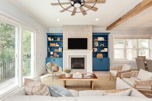 Smart TV, fireplace