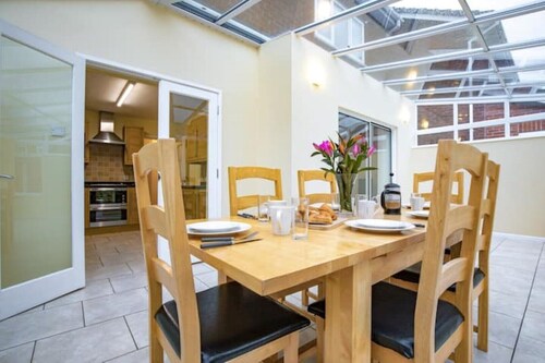 3 Bedroomed Family Home, 15 Minutes Walk to Town