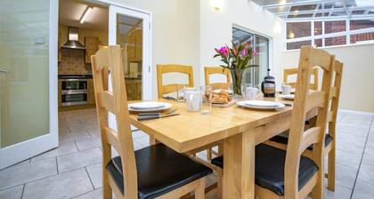 3 Bedroomed Family Home, 15 Minutes Walk to Town