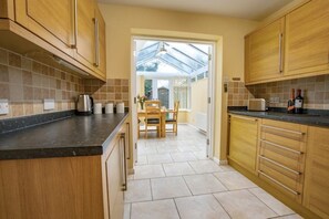 Dining tables - 3 Bedroomed Family Home, 15 Minutes Walk to Town (Shrewsbury)