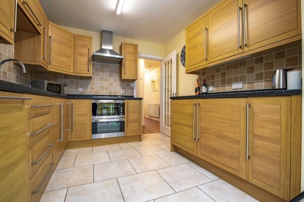 Dining tables - 3 Bedroomed Family Home, 15 Minutes Walk to Town (Shrewsbury)