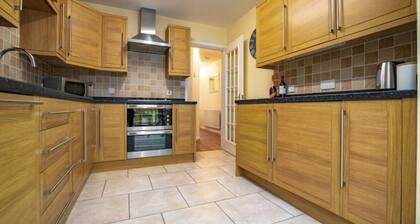 3 Bedroomed Family Home, 15 Minutes Walk to Town