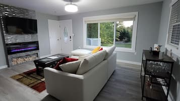 Una Smart TV, una chimenea, una pantalla de ordenador