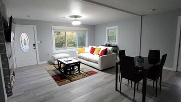 Una Smart TV, una chimenea, una pantalla de ordenador