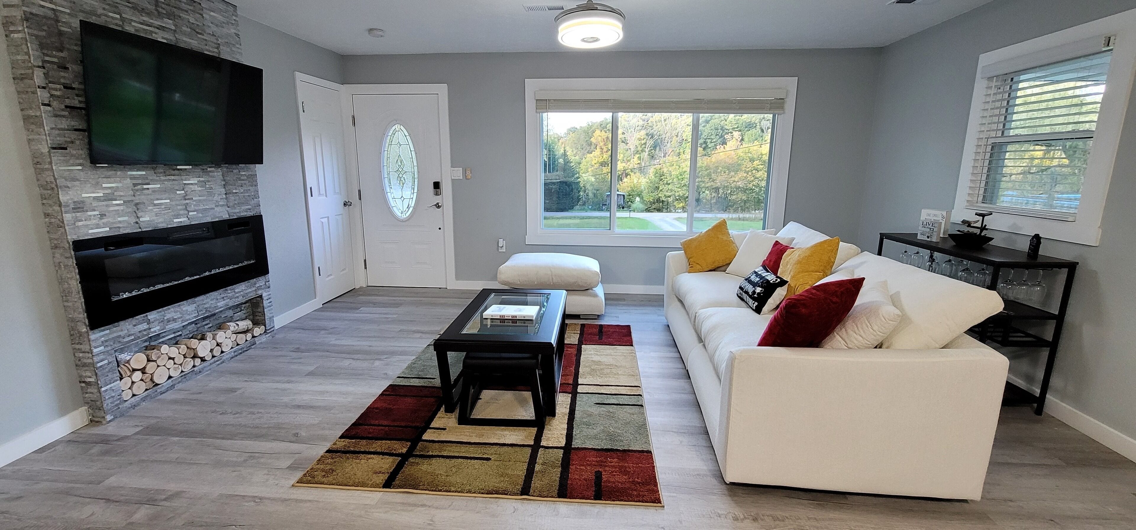 TV connectée, cheminée, écrans d'ordinateur