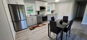 Køleskab, mikrobølgeovn, ovn, kogeplade