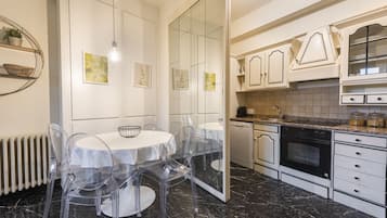 Departamento Deluxe | Área de sala de estar | Televisión de pantalla plana de 40 pulgadas con canales digitales