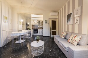 Apartamento Deluxe | Zona de estar | Televisión de pantalla plana de 40 pulgadas con canales digitales