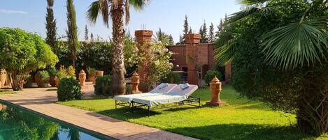 Lämmitetty uima-allas