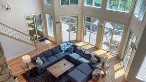 A spacious living area with a sectional sofa, a coffee table, and a patterned rug. - Blue Star at Rumbling Bald (Lake Lure)