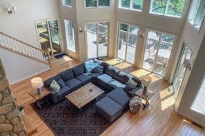 A spacious living area with a sectional sofa, a coffee table, and a patterned rug. - Blue Star at Rumbling Bald (Lake Lure)