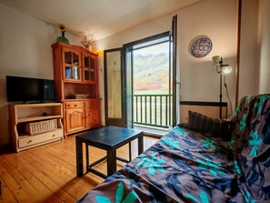 Fireplace - North facing apartment - Falcó 12 (Pla de l'Ermita)