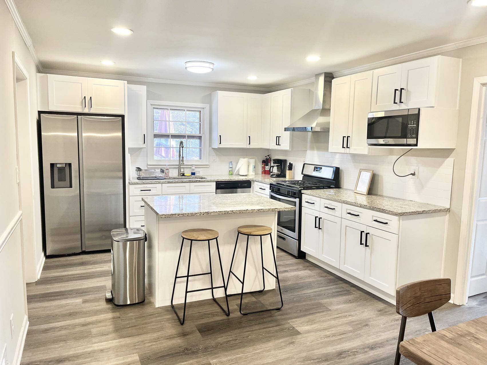 Geladeira, micro-ondas, fogão, cooktop