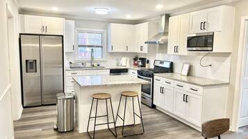 Kylskåp, mikrovågsugn, ugn och spishäll