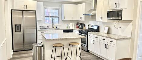 Geladeira, micro-ondas, fogão, cooktop