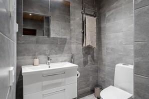 Exclusive Apartment | Bathroom | Shower, hydromassage showerhead, hair dryer, bidet - Main Square Renovated Apt, Sauna and Parking (Tampere)