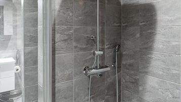 Exclusive-lejlighed | Badeværelse | Bruser, brusehoved med hydromassage, hårtørrer, bidet