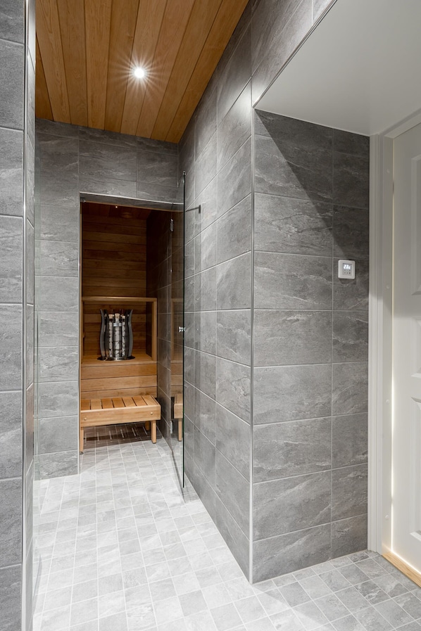 Apartamento exclusivo | Baño | Ducha, cabezal de ducha con hidromasaje, secador de pelo y bidé