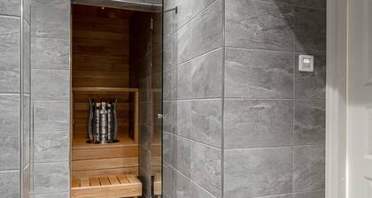 Main Square Renovated Apt, Sauna and Parking