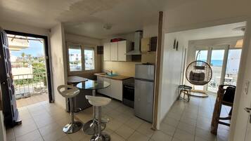 Een koelkast, een microgolfoven, een oven, een kookplaat