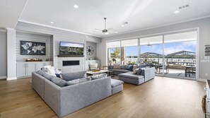 Smart TV, chimenea, futbolito y tenis de mesa 