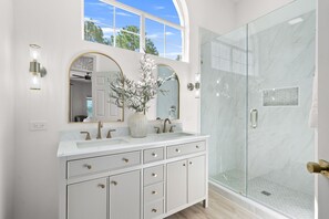 Ensemble baignoire-douche, séchoir à cheveux, serviettes fournies