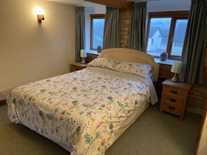 4 bedrooms, iron/ironing board, free WiFi, bed sheets - Thames Cottage, Old Mill Farm, Cotswold Water Park (Cirencester)