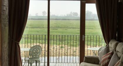 Thames Cottage, Old Mill Farm, Cotswold Water Park