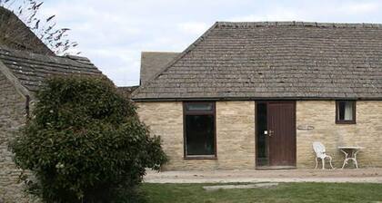 Tupenny Cottage, Old Mill Farm, Cotswold Water Park